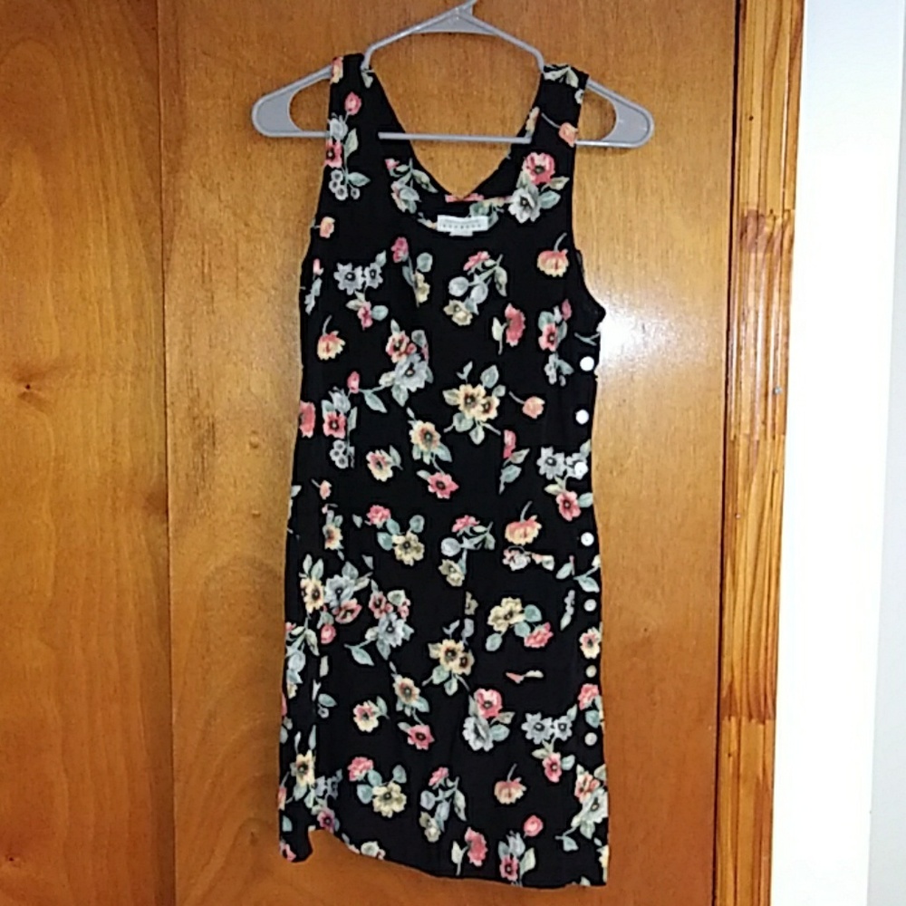 💢SALE💢Beautiful flowers Dress side buttons up